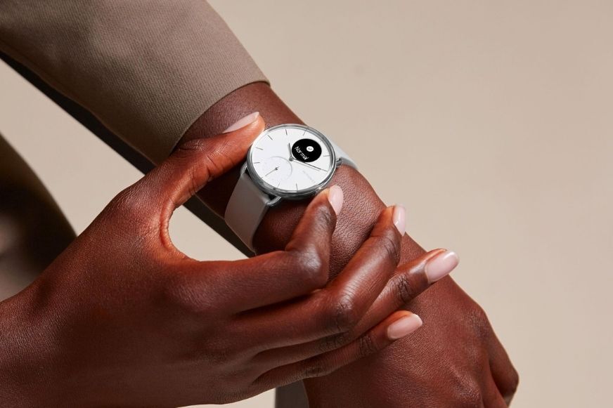 Man sieht, wie ein EKG mit der Withings ScanWatch erstellt wird. 